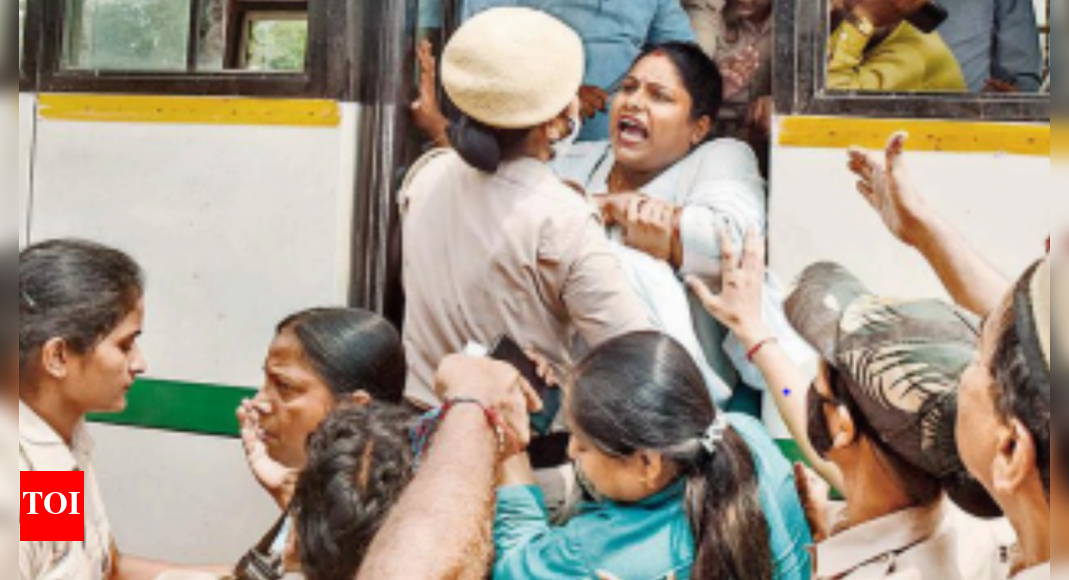 Aap: Delhi: Security upped and traffic diverted amid AAP protest ...