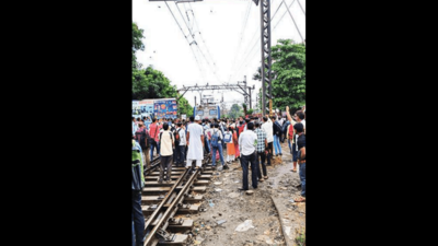 Thane: Angry commuters hold up train, demand central railways run non-AC service