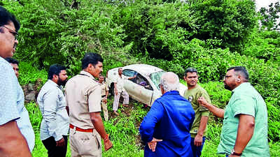 Youth killed, 2 injured in accident at Kasara ghat; Bhujbal joins rescue work