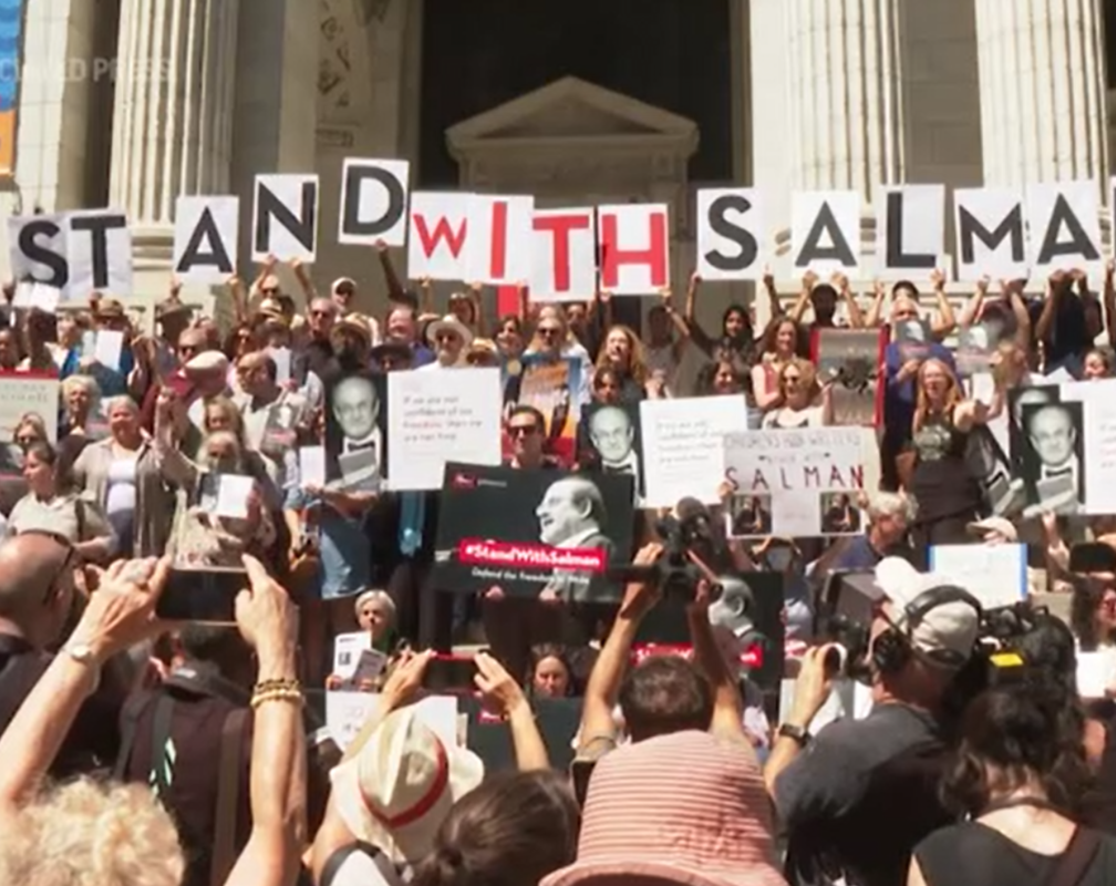
US: Literary community rallies for Salman Rushdie
