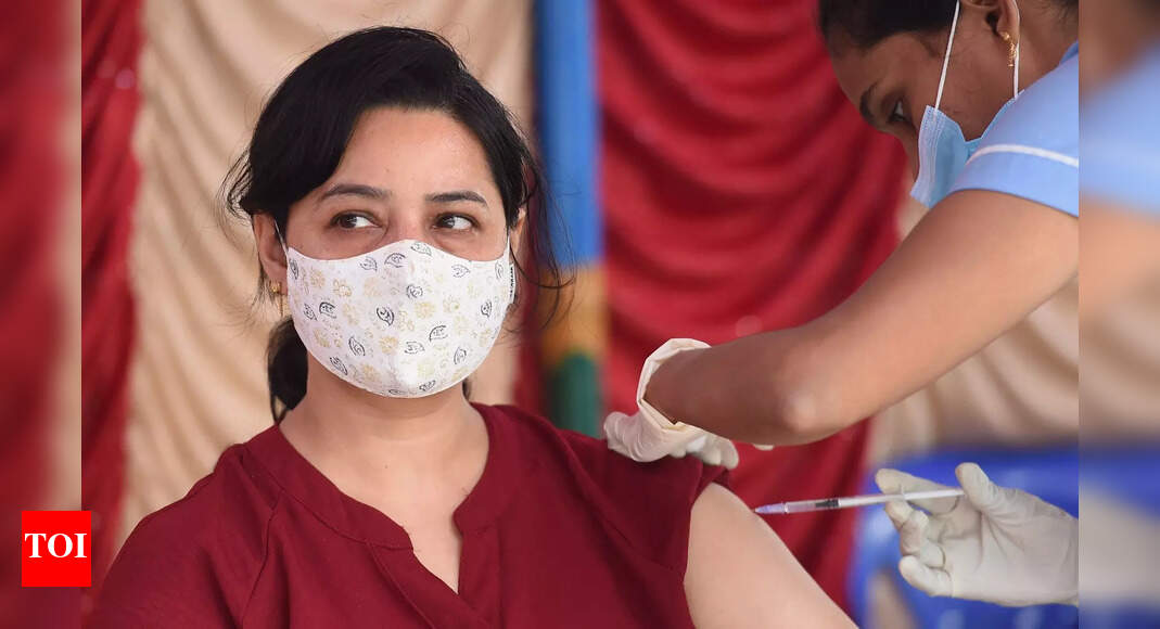 Live: CBI issues Look Out Circular against Manish Sisodia, 13 others in excise policy case