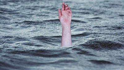 Nanded resident falls into pond, 4 family members rush to rescue him; all drown | Aurangabad News – Times of India