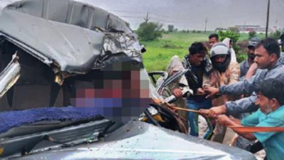 4 kids killed in MP as school van smashes into truck