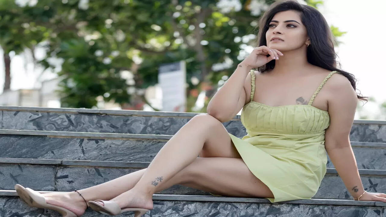 Varalakshmi nude photos