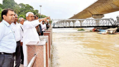 Ganga water level up, Bihar CM Nitish Kumar inspects ghats