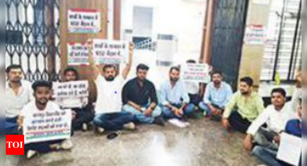 Phd: NSUI Protest To Demand Arrest Of PhD Harassment Case Accused ...