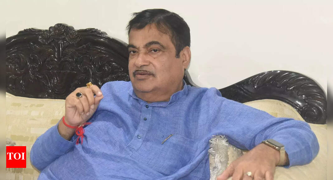 Don&rsquo;t sit on files and delay decisions: Nitin Gadkari to babus