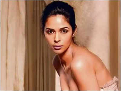 Bollywood Actress Mallika Sherawat Xxx Videos - Mallika Sherawat on being called a sex symbol: I don't even know who writes  all this | Hindi Movie News - Times of India