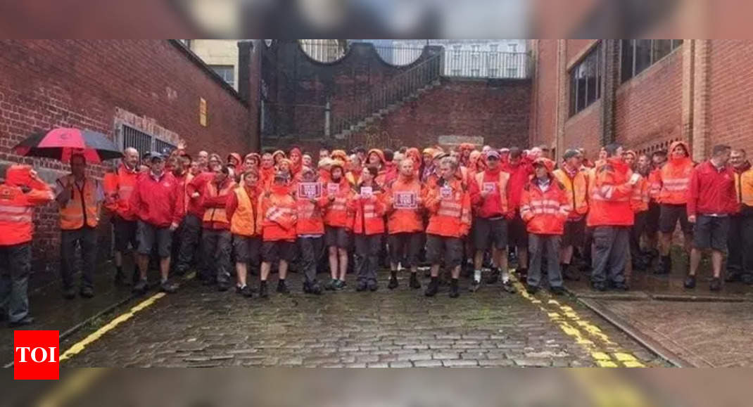 Thousands of British postal workers walk out over pay – Times of India