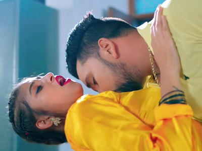 Gunjan Singh romances Komal Singh in the latest song 'Kundi Lagado Saiya'