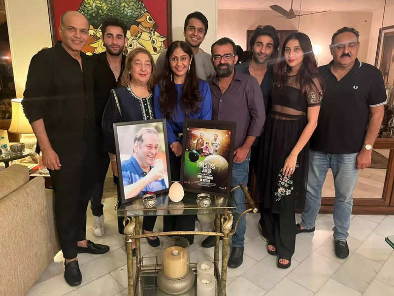 Ashutosh Gowariker joins the Kapoor family celebrate 'Toolsidas Junior' star Rajiv Kapoor's 60th birth anniversary