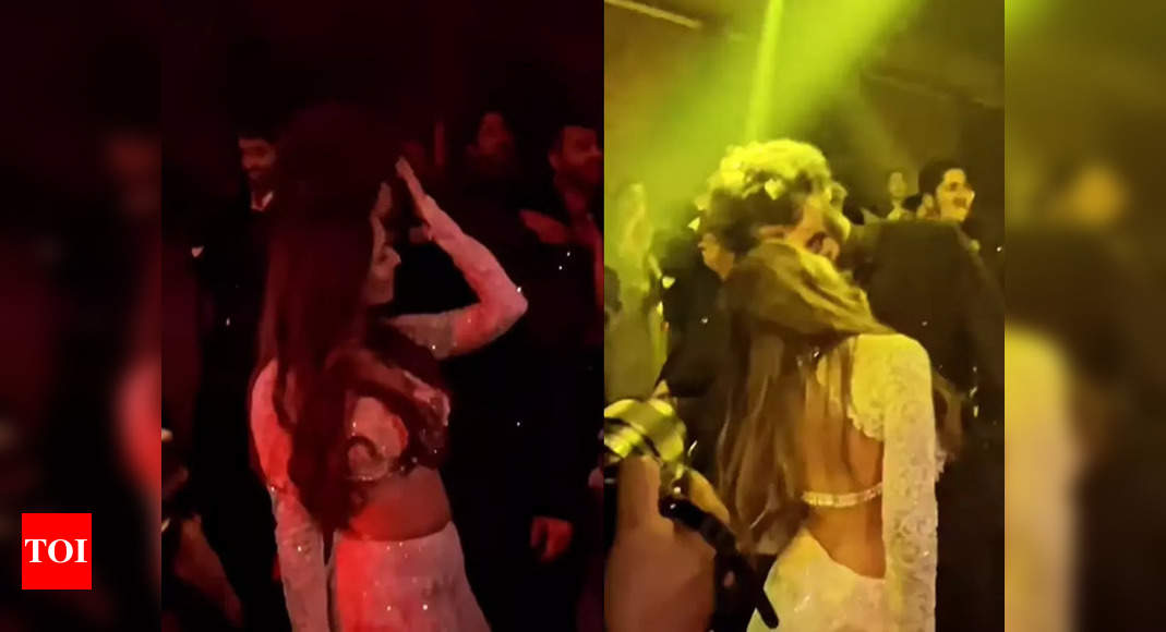 Arjun Kapoor takes Shah Rukh Khan’s place as he dances with girlfriend Malaika Arora to ‘Chaiyya Chaiyya’ at Kunal Rawal’s pre-wedding bash – WATCH – Times of India ►