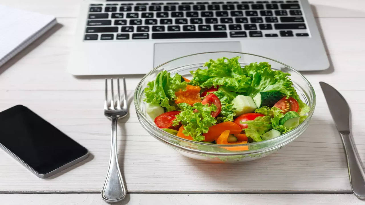 A meal plan for a week. Bowl with vegetable salad in the workplace near the  computer. Lunch in the office during a break between work Stock Photo -  Alamy