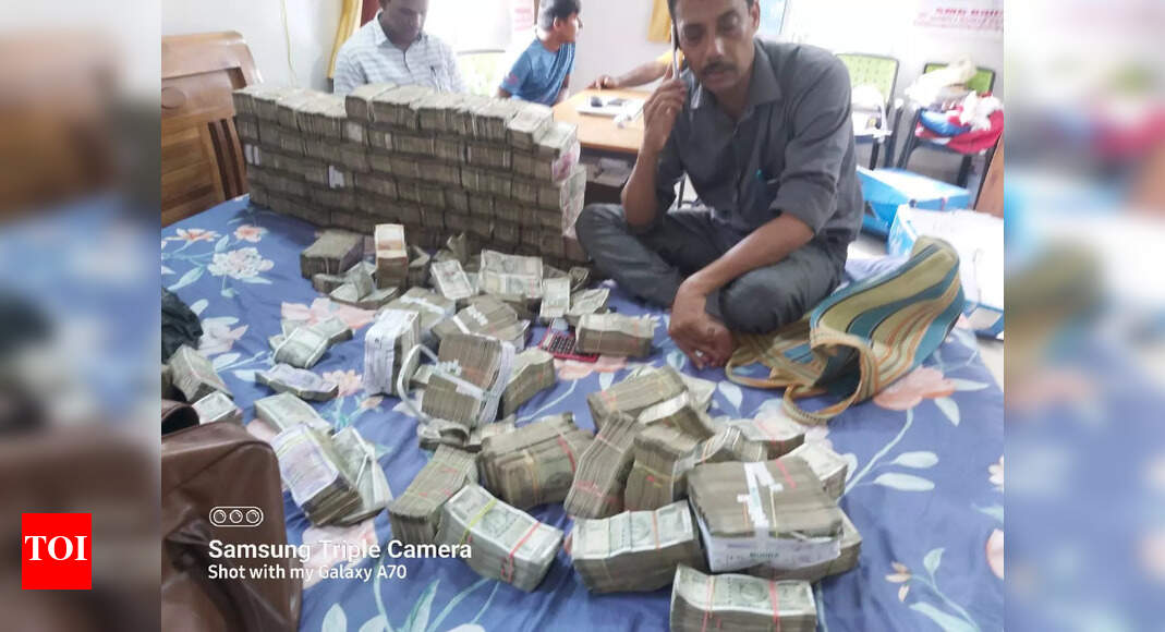 Bihar: Vigilance team unearths more than Rs 5 crore cash amassed by ...