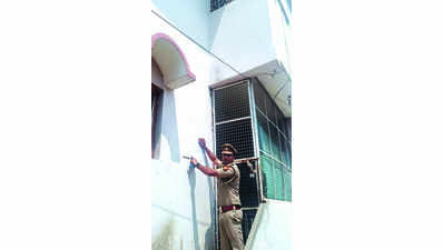 Police paste noticeoutside residenceof Mukhtar’s son