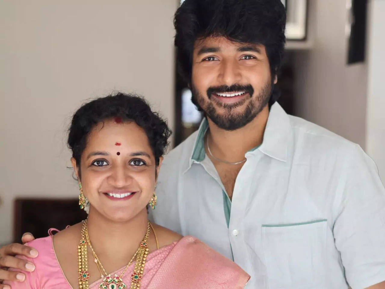 Sivakarthikeyan's latest picture with his wife Aarthi is all ...