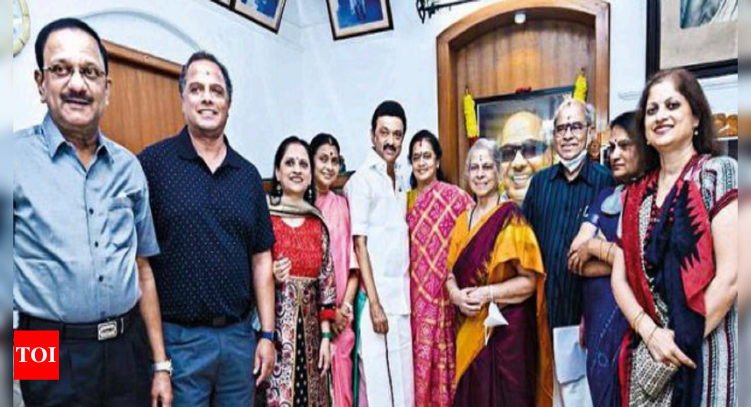 M K Stalin: Tamil Nadu CM M K Stalin Plays Host To Family Of Original ...