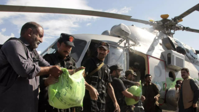 Flooded highways hamper relief efforts in southern Pakistan