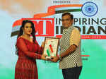 Jignesh Mehta was felicitated by Amruta Fadnavis