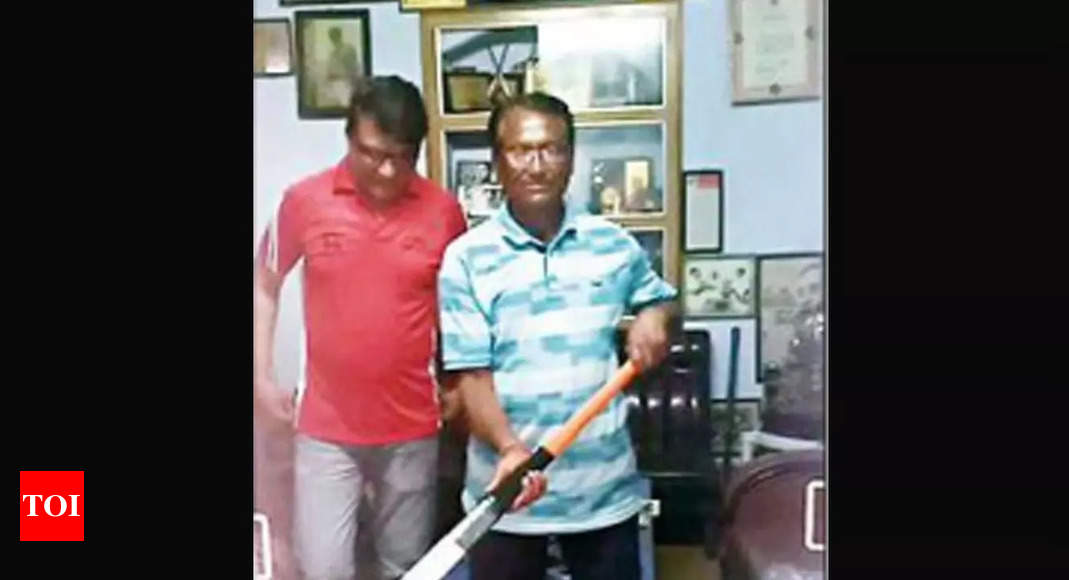 Hockey stick of Dhyan Chand reaches son in UP’s Jhansi | Meerut News – Times of India