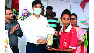 Gumla district admin honours athletes on National Sports Day