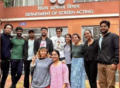 Aspiring actors from FTII cheer for 'Darlings' actor Vijay Varma as he revisits his alma mater