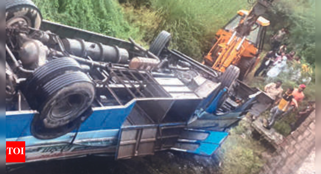 Three killed as Jaipur-bound bus falls from flyover on NH | Jaipur News ...