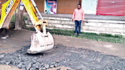 Pune: Concern over stalled repairs of potholed road in Mohammedwadi