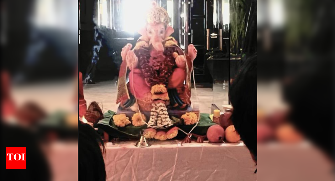 Shah Rukh Khan welcomes Ganpati Bappa at home with his little son AbRam ...