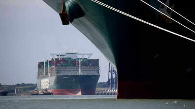 Vessel runs aground, briefly blocking Suez Canal