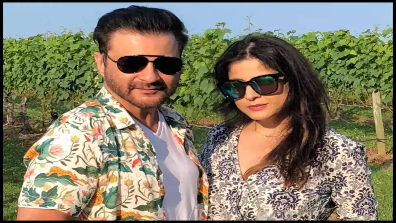 Fabulous Lives of Bollywood Wives season 2 Maheep Kapoor reveals Sanjay Kapoor cheated on her; says, I walked out with Shanaya image