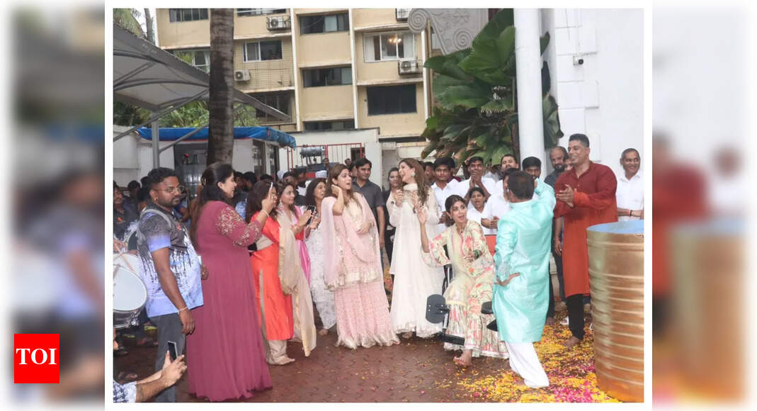 Shilpa Shetty dances despite injury with Raj Kundra and Shamita Shetty as they bid adieu to Lord Ganesha; See pics – Times of India ►