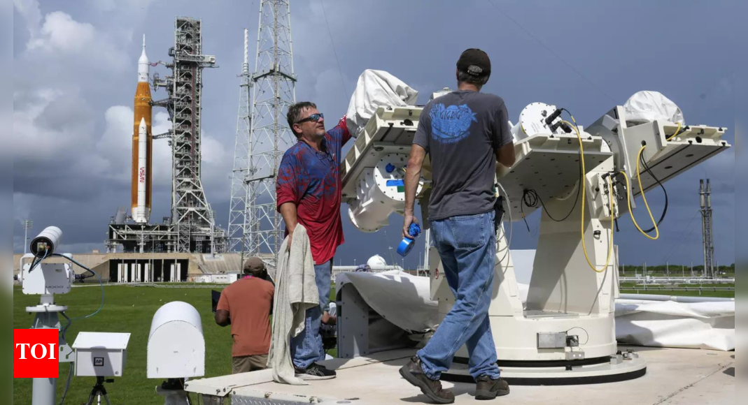 Live: Nasa calls off second attempt to launch moon rocket