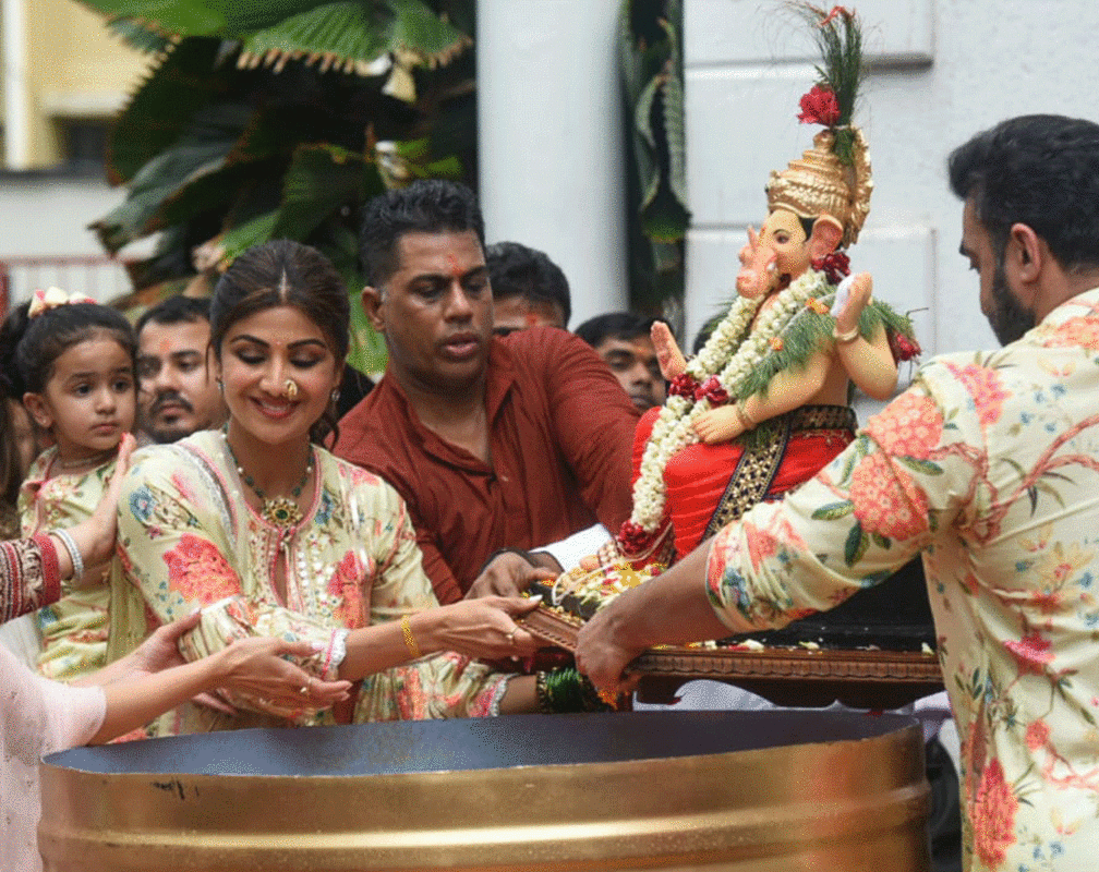 
Shilpa Shetty Kundra and Raj Kundra perform aarti before visarjan
