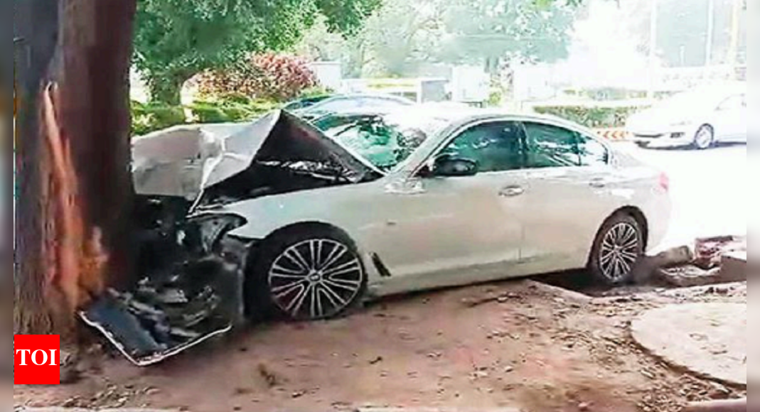 Bmw: Chandigarh: BMW car rams into tree near sector 8 roundabout ...
