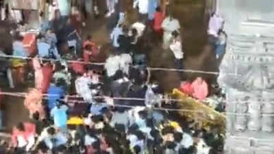 Mumbai: Chinchpokli Ganpati mandal volunteers beat visitor