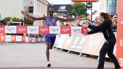 Mo Farah returns to winning ways in London half-marathon