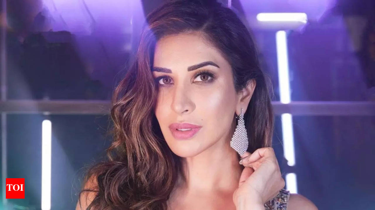 Sophie Choudry says the industry is hard to survive, as she opens about  dealing with trolls and ageism | Hindi Movie News - Times of India