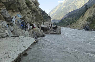 UNHCR rushes aid to Pakistan amid raging floods in south