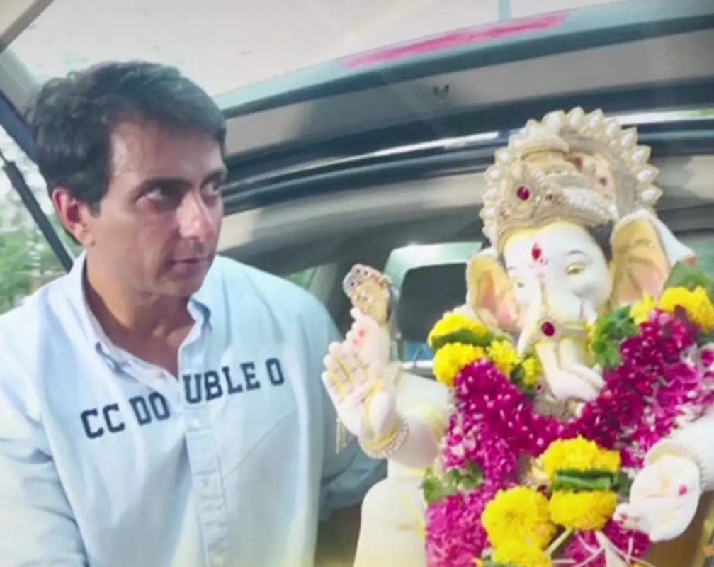 
Sonu Sood bids adieu to Lord Ganesha
