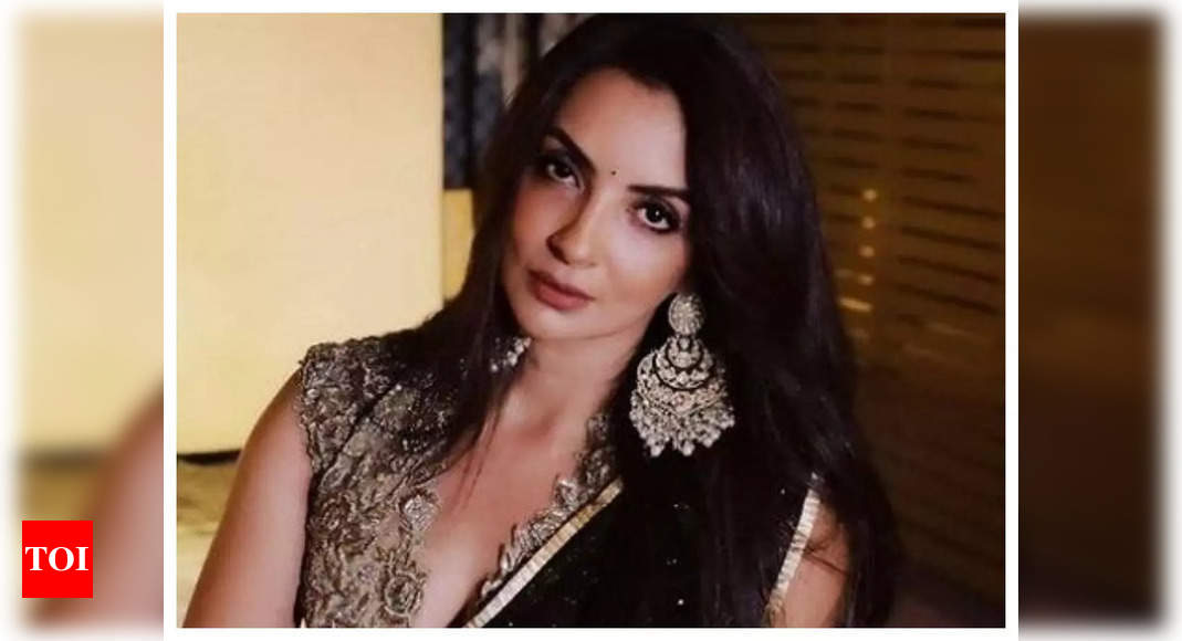 Seema Sajdeh REACTS to trolls saying she is ‘no more a Bollywood wife’ after parting ways with husband Sohail Khan – Times of India ►
