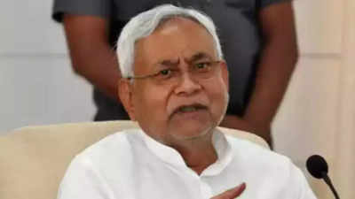 Bihar CM Nitish Kumar calls on Mulayam Singh Yadav at Medanta, may meet Akhilesh in Lucknow soon