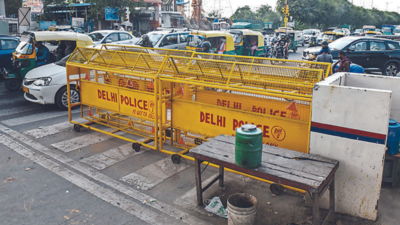 Promise to Delhi HC unkept, barricades unmanned at most spots