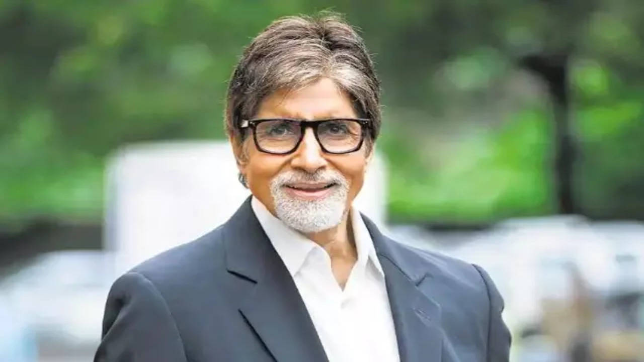 Amitabh Bachchan sings 'Tu Cheez Badi Hai Musk Musk' for restored blue tick  | Bollywood - Hindustan Times