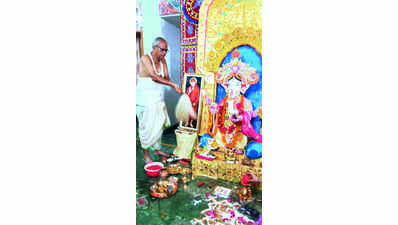 Prof worships Ganesha idol made by himself
