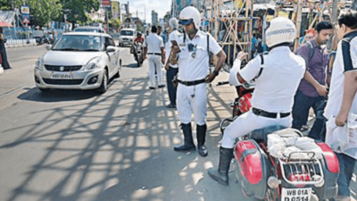 Kolkata: Private bus crushes woman at Mullickbazar crossing