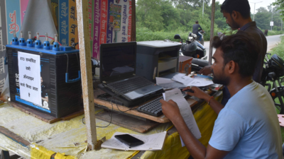 Prayagraj youth operates his internet cafe from a hand cart
