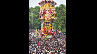 Amid rain and cheer, Hyderabad bids goodbye to Ganesha | Hyderabad News -  Times of India