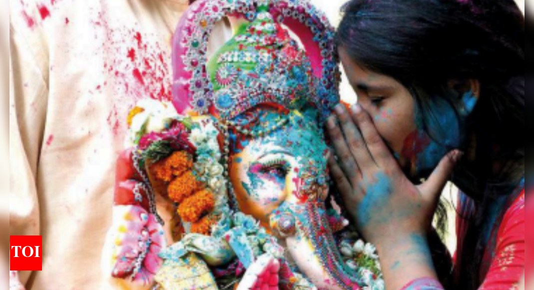 Lucknow: Devotees bid emotional adieu to Bappa amid chants & dhol beats ...
