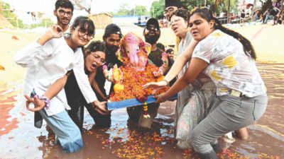 Kanpur: Locals bid adieu to Lord Ganesha